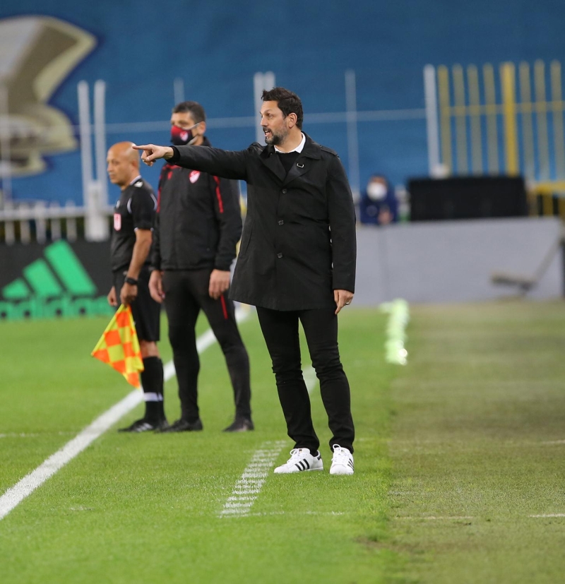 <p>S�per Lig'in 12. haftas�nda Kad�k�y'de Yeni Malatyaspor'a 3-0 ma�lup olan Fenerbah�e, lig tarihinde bir ilki ya�ad�.<br></p>