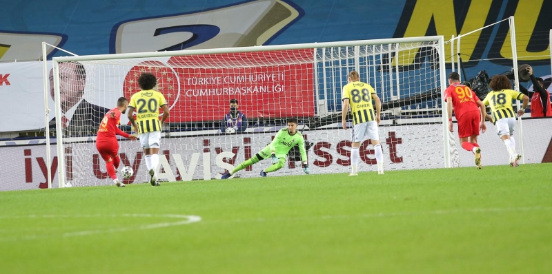 <p>Fenerbah�e y�netimi, Yeni Malatyaspor ma��nda �zmir depreminde y�k�lan R�za Bey Apartman�'nda hayat�n� kaybeden 16 ya��ndaki ikizler ��nar ve Sayra Alpg�nd�z'�n isim ve foto�raflar�n� ta��yan bir pankart� trib�nlere yerle�tirdi.</p>