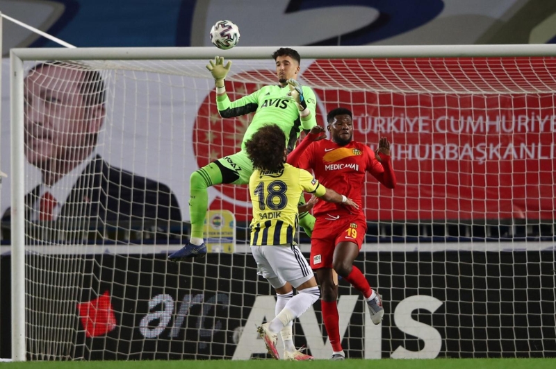 <p>Sar� - lacivertliler, S�per Lig'de ilk kez 3 i� saha yenilgisi alm�� oldu.</p>