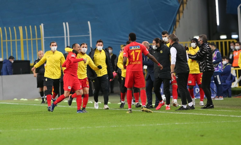 <p>Pankartta, 'G�zel Melekler ��nar ve Sayra Alpg�nd�z! Mekan�n�z Cennet Olsun.' ifadesi yer ald�.</p>