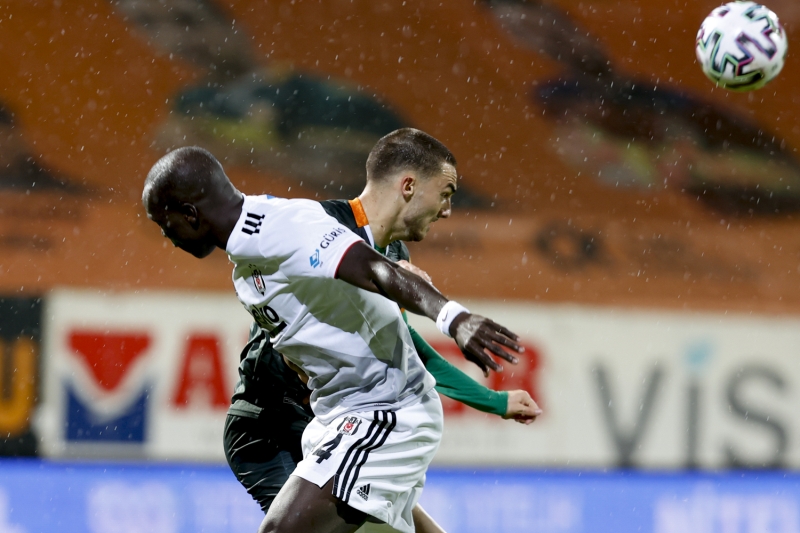 <p>Alanyaspor, Beşiktaş mücadelesinde VAR incelemesinin ardından penaltı kazandı.</p>