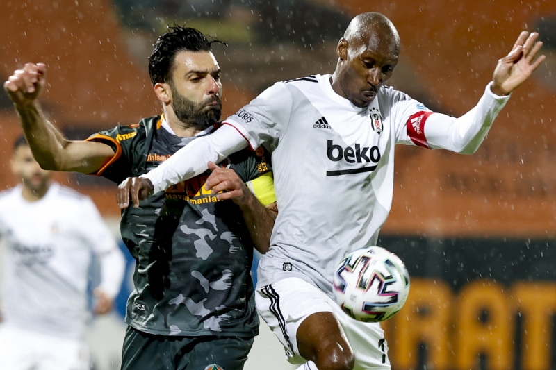 <p>Mücadelenin 24. dakikasında Alanyaspor'un kullandığı köşe vuruşunda Ghezzal topu uzaklaştırdı ve Alanyaspor'da oyuncular penaltı itirazları yaptı. Maçın hakemi Atilla Karaoğlan, VAR odasından yapılan çağrı üzerine ekrana gitti ve Ghezzal'ın topa elle müdahale ettiğine karar vererek penaltı noktasını işaret etti.</p>