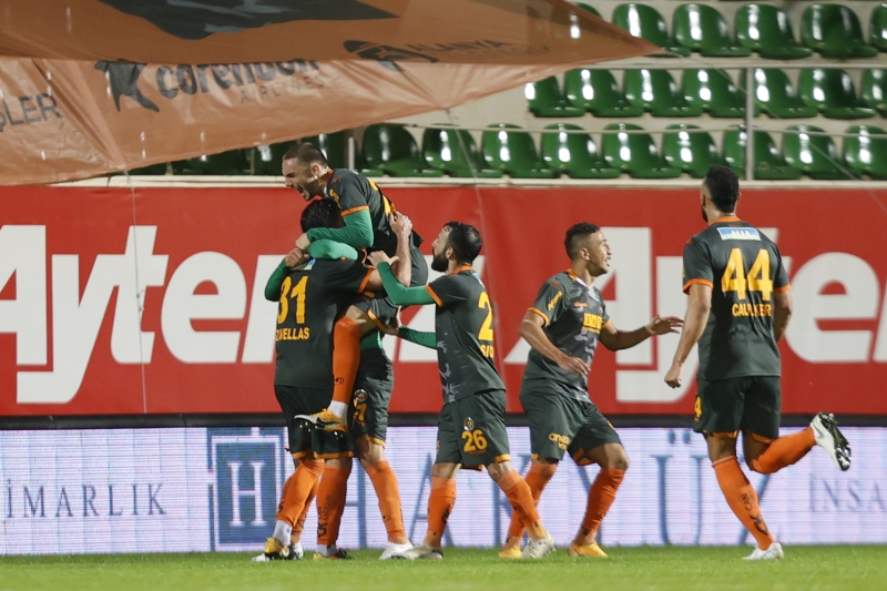 <p>Aytemiz Alanyaspor tarihinde ilk kez Beşiktaş'a karşı galibiyet kazandı. </p>