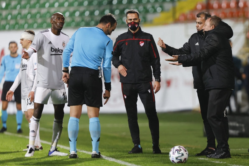 <p>Maçın ardından Sergen Yalçın, hakem Atilla Karaoğlan'a tepki göstermeye devam etti.</p>