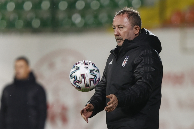 <p>Beşiktaş Teknik Direktörü Sergen Yalçın'ın hakeme 'Benimle bu şekilde konuşma' sözü yayına yansıdı.</p>