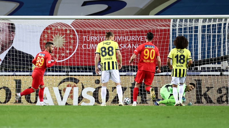 <p><b>TE BULUT'UN YANLILARI</b></p><p><br></p><p>Takm bir trl kompakt bir grnt izmiyor. Bloklar arasndaki mesafeler TV ekranlarndan bile grlebiliyor.</p>