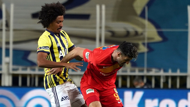 <p>Denizlispor manda cezal olan Luiz Gustavo, cezasnn bittii Yeni Malatyaspor manda ise sadece kendi grevini yapt; takm arkadalarna hi uyarda bulunmad.</p>