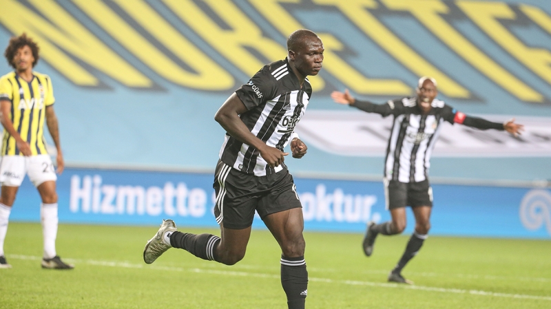 <p><b>'O ZAMAN KARIMIYORUM!'</b></p><p><br></p><p>Sar-lacivertli futbolcularn, Beikta manda bir pozisyonda Aboubakar'a gerekli mdahaleyi yapmad iin Mauricio Lemos'a sert tepki gsteren Luiz Gustavo'yu bu konuda hakl bulmadklar, Brezilyal oyuncunun da buna karlk <b>'Tamam o zaman ben de bundan sonra hibir eye karmyorum' </b>dedii ortaya kt.</p>