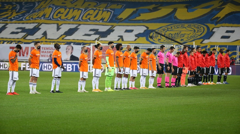 <p>Brezilyal orta sahann bu reaksiyonunun ardndan Lemos ve dier futbolcular, Gustavo'ya, <b>'Neden bizi taraftarn nne atyorsun' </b>diye tepki gsterdi.</p>