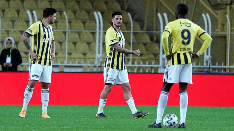 <p><b>O 15 DAKKADA NELER OLDU?</b></p><p><br></p><p>Son Malatyaspor manda tnelde bulunan grevliler, futbolcularn suratlarndan denin bin para olduunu, aralarnda olmas beklenen motivasyon konumalar yle dursun herkesin dank halde ayr ayr sahaya ktn ifade ederlerken, bu durum akllara ‘eride neler yaand?’ ve ‘O 15 dakikada ne oldu?’ sorularn getirdi.</p>