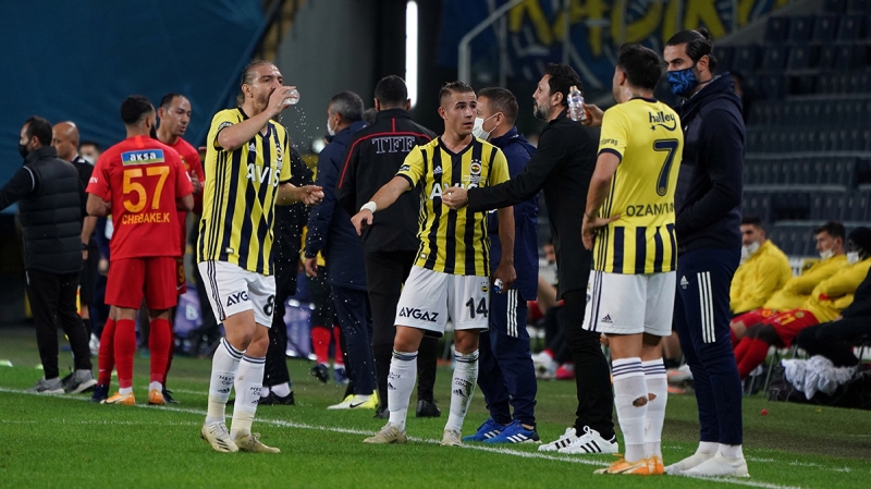 <p>Bir pozisyonda Gustavo'nun kendisine pas vermemesine fkelenen Caner Erkin, arkasn dnp oyunu brakyor ve kulbeye doru yneliyor.</p>