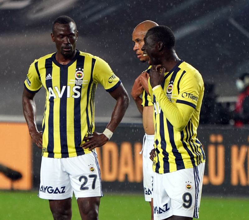 <p>Fenerbahe, nndeki 84 puann hepsine taliptir. Gemite bunun rneklerini verdik. 2010-11 sezonunda ampiyon olduumuzda, 9 puan nmzde Trabzonspor vard, sezonu ampiyon bitirdik. Fenerbahe'nin gemite ampiyon olmu kadrolarna benzer bir kadrosu var. Fenerbahe mutluysa ben mutluyum, Fenerbahe mutlu deilse ben de mutlu deilim. Sadece i sahada alnan 3 malubiyet bizi zmtr.</p>