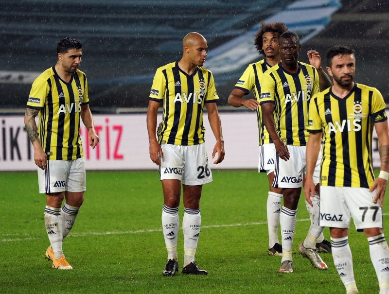 <p>Herkes ok basit ekilde futbolu yorumlayabiliyor, herkesin bir fikri var. Trkiye'de ampiyon olmu takmlarn puan ortalamasna bakldnda ve nmzde 84 puan daha olduunu grdmzde net ekilde durumu ortaya koyabilirler. Mevcut puan durumunda bizi panie itecek bir sre yok. Trkiye'de son 2 senede 70 puann altnda ampiyon kt. 84 puann 50-60 aras bandn toplarsa ilk 3-4 takm, ampiyonluunu ilan edecektir.</p>
