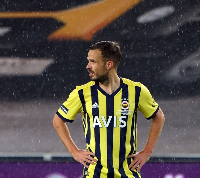 <p>Fenerbahe camias ok byk bir camiadr ve en byk gc taraftardr. Her trl skntnn iinde Fenerbahe ayaa kalktysa, taraftarn verdii destekle olmutur. Bizi ayrtrmaya alanlara destek vermeyelim. Sabah uyandmzda malubiyetin zntsn en ok biz yayoruz. En ufak bir malubiyette, bu ortam hazrlamak istemeye devam edecekler, bizi bu ekilde ypratmaya alacaklar. yi oynadmz ve kt oynadmz durumlar oldu. Biz bu tespit ve tehisi yaptk.</p>