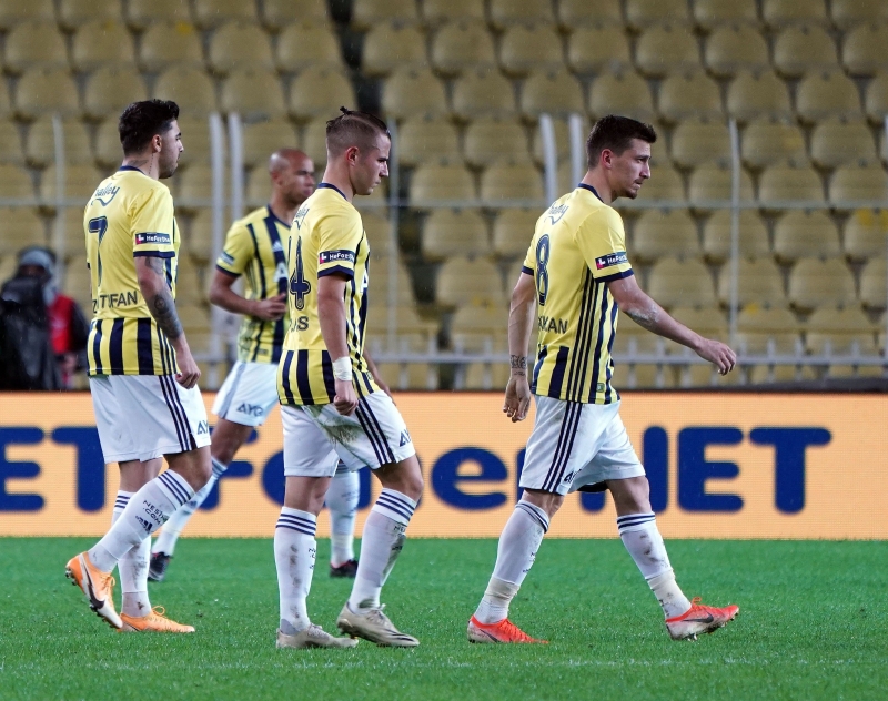 <p>u anda pandemi sreci nedeniyle ben i saha d saha kavramnn kalktn dnyorum ama i sahadaki malubiyetlerimizin nedeninin sadece bu olduuna da katlmyorum. Kaybederken de kazanmak var hayatta, biz bunlar deerlendirebilecek miyiz diye iyi altk. Ciddi anlamda hocalarmz, bizler, bu toplantlar yaptk. Bundan sonra bu kayplarn en aza inmesi anlamnda ki yine kayplar olacaktr, bunlar futbolun deimezidir, taraftarmzn destei nemlidir.</p>