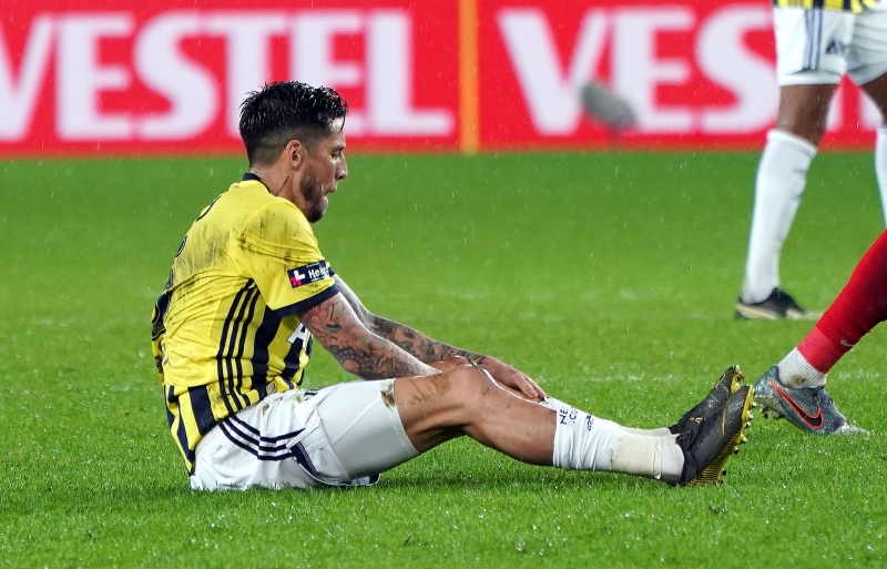 <p>Fenerbahe, sezon bandan beri oluturulan bu algnn iinde olmad, biz olmadk. Bu ortam oluturan kiiler, bunun bir plann kendilerince yaptlar, uygulamak istedikleri plan dahilinde ilerlediklerini zannetsinler, biz buna karlk koyacaz, karln vereceiz, ncelikle sahada vereceiz. Trkiye'de u anda lig sralamasna baktmzda bizim arkamzda olan birok takm, hala ampiyonluk arklar, hocasndan memnun taraftar kitleleriyle gidiyor algs oluturulurken, biz ayn puandayken byle bir alg oluturulduu iin bu program yaptk.</p>