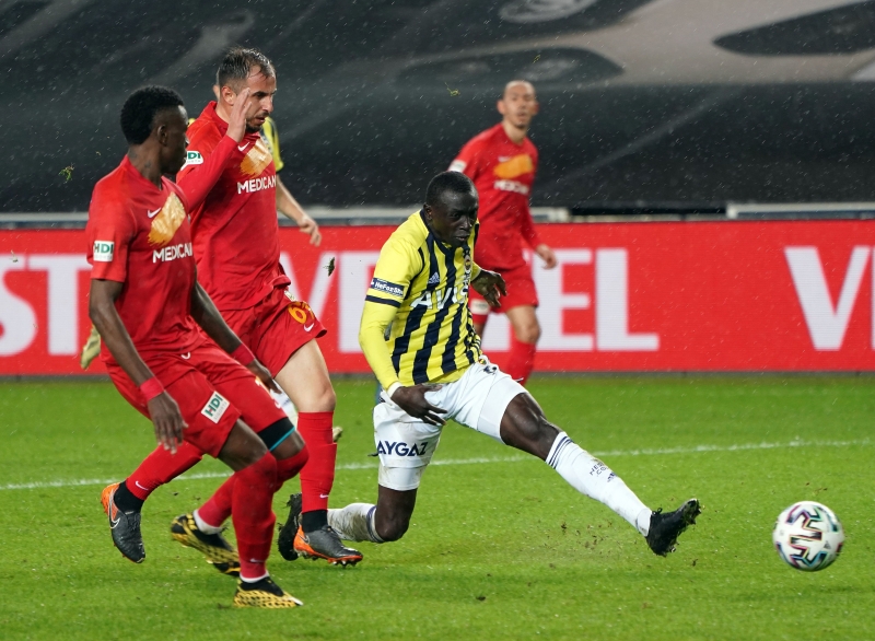 <p><b>'BU OYUNU BOZACAIZ'</b></p><p>Yaplan oyunlarn hepsini bozacaz. Saha iinde gstermemiz gereken eyler var. Saha iinde ivedilikle bunun karln veren bir takm ve yaptmz aklamalarla sreci doru yneteceimize inanyorum. Biz zaten iler iyi giderken devreye girmek iin burada deiliz. Oluturulan ortam, Fenerbahe'nin byklnden kaynaklanyor. Ben ampiyonluun yetmedii sreleri yaadm. Yeter ki biz bir olalm, birlik olalm.</p>