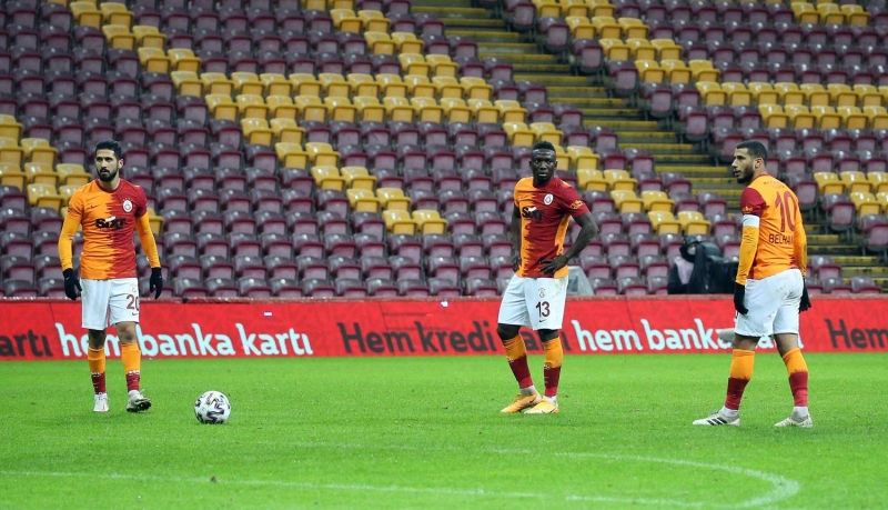 <p><b>TAKIM ARKADAŞINA İZİN VERMEDİ </b></p><p>Emre’ye çıkışan Belhanda 'Ben kullanacağım' diyerek topu kendi aldı ve takım arkadaşına izin vermedi.</p>