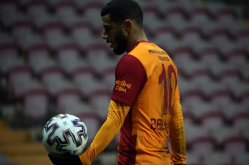 <p>Oyuna sonradan dahil olan Emre Akbaba, serbest vuruşu kullanmak istedi. Ancak Belhanda frikik için hazırlanan Emre’ye müsaade etmeyip topu elinden aldı.</p>