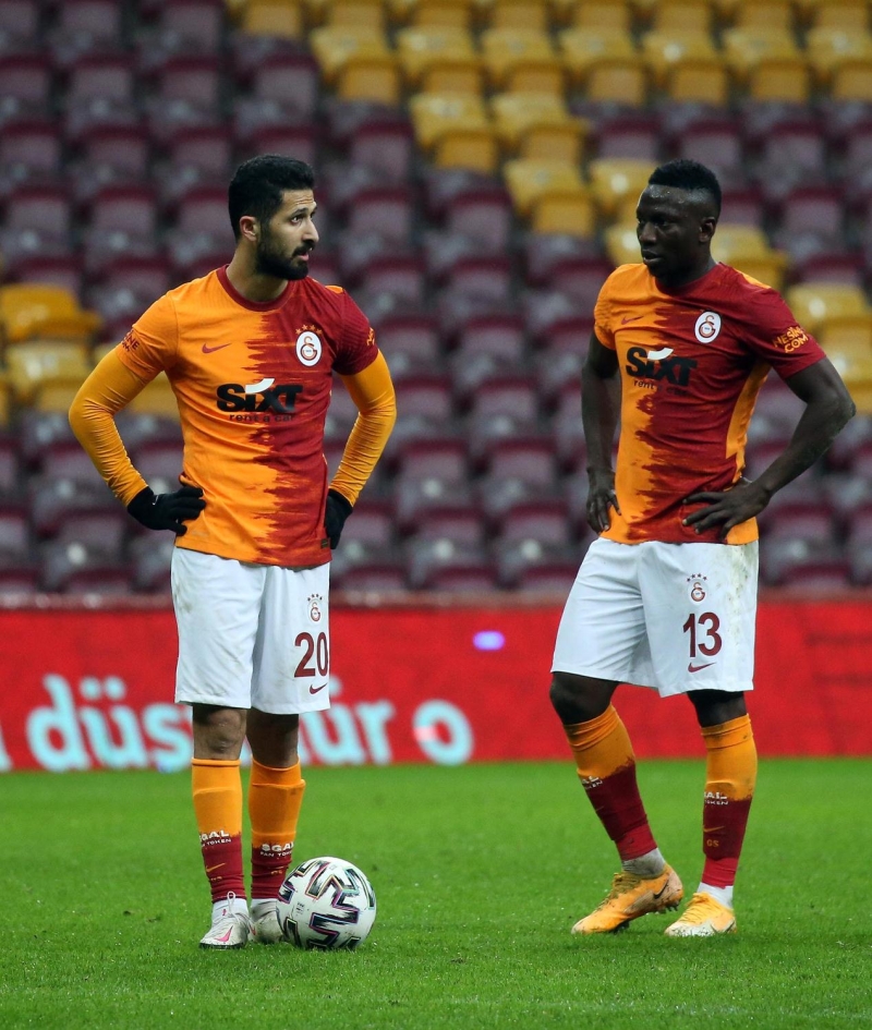 <p><b>BELHANDA'NIN TAVRINA TEPKİ GÖSTERDİ </b></p><p>Etebo iki oyuncu arasında tansiyonun yükselmemesi adına araya girerken Emre, Belhanda’nın tavrına tepki gösterdi.</p>