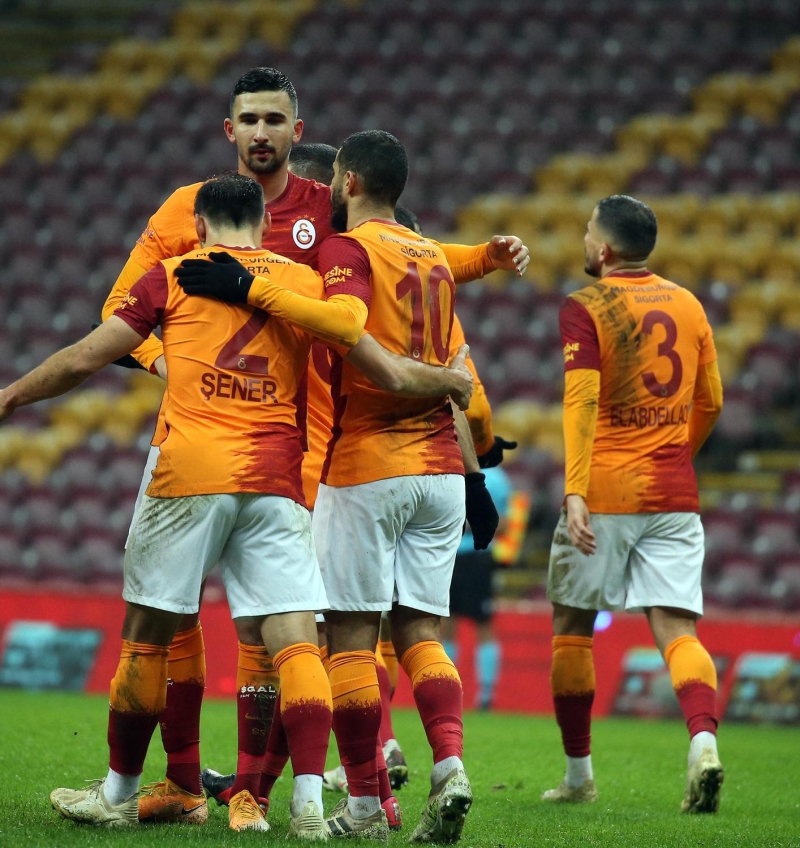 <p>Galatasaray’ın 2019 yılında Başakşehir’le oynadığı Süper Lig maçında Belhanda ile Selçuk İnan saha ortasında tartışmıştı.</p>