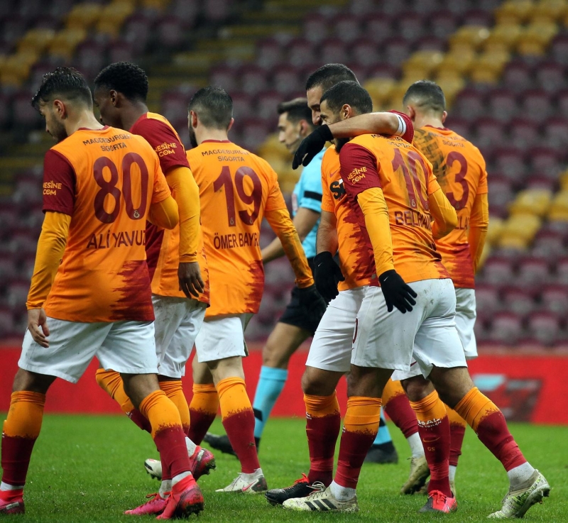 <p>Bunun üzerine Belhanda, Selçuk İnan’a tepki göstererek topun başından ayrılmıştı.</p>