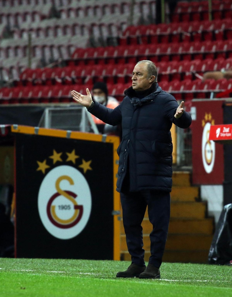 <p>Kazanılan serbest vuruşta topun başına Belhanda geçmiş ancak serbest vuruşu Selçuk İnan kullanmak isteyince ikili kısa süreli bir tartışma yaşamıştı.</p>