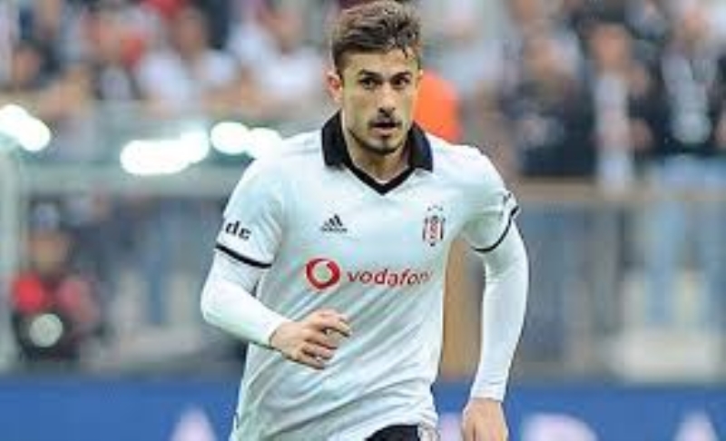 <p><b>Y�NET�M RAKAMI KABUL ETMED�</b></p><p><br></p><p>Dorukhan bu rakam� �ok az bulurken y�netimden<b> y�ll�k 15 milyon TL </b>garanti para istedi.&nbsp;</p>