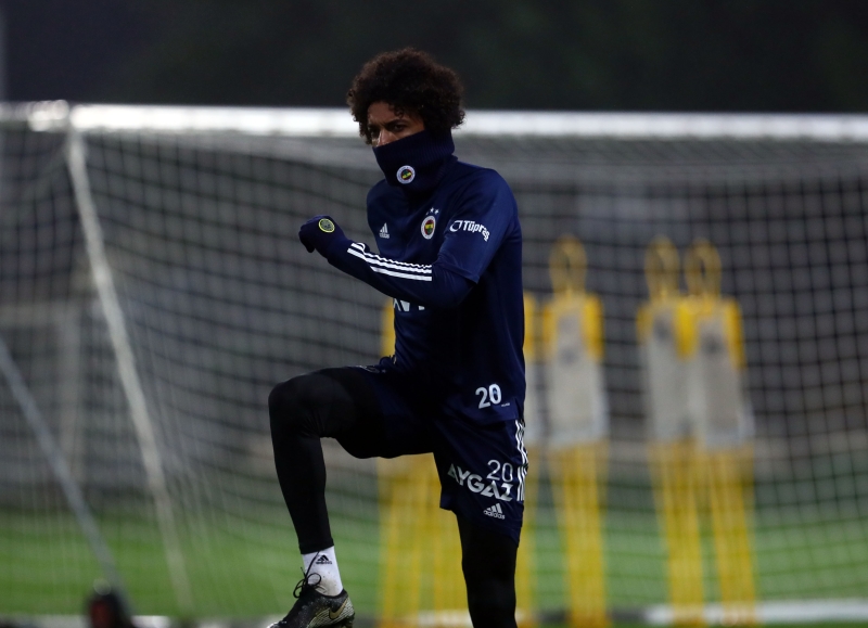 <p><b>GAMSIZLAR ALDIRI ETMYORLAR</b></p><p><br></p><p>Gruplamalara aldr etmeyen <b>Sosa, Gustavo, Perotti, Tolga </b>ve <b>Ferdi</b> de takmn '<b>Gamszlar</b>'<b> </b>olarak gze arpyor. </p>