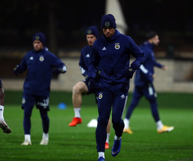 <p><b>YENLER 'YABANCI' HSSEDYOR</b></p><p><br></p><p>Fener'in yeni yabanclar <b>Valencia, Thiam, Samatta, Lemos, Tisserand, Pelkas </b>ve <b>Novak</b> da yerlilerle kaynaamadklar iin kendileri bir grup oluturdu. </p>