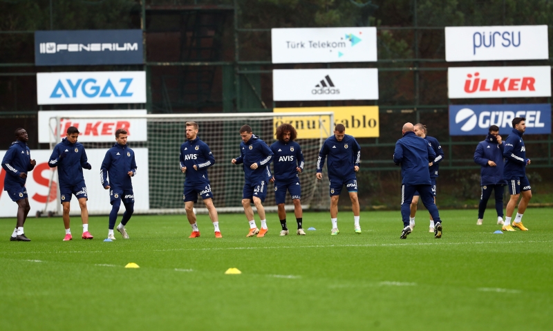 <p><b>SONULARA DA YANSIYOR</b></p><p><br></p><p>Fenerbahe'de futbolcular arasndaki gruplamalar sahadaki futbolu da olumsuz etkiliyor. </p>