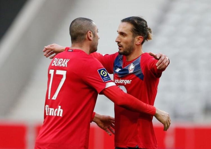 <p><b>OYUNCU SATARAK BOR DENECEK </b></p><p>Le Voix du Nord gazetesine gre ise baz oyuncular iin gelen teklifleri kullanarak Gerard Lopez kulb elinde tutmaya devam edebilir.</p>