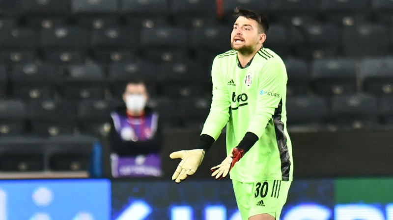 <p><b>YÖNETİM, TEKNİK EKİPLE BİRLİKTE KARAR VERECEK</b></p><p><br></p><p>Teknik direktör Sergen Yalçın’ın isteği doğrultusunda sezon başında yeni kaleci transferi yapmayan Siyah-Beyazlılar, Ersin Destanoğlu ve Utku Yuvakuran’la yola devam etmişti.</p>