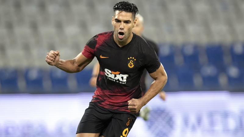 <p><b>ARTIK YEDEK</b></p><p><br></p><p>Formasn Diagne'ye kaptran Falcao, Galatasaray'da yedek santrfor konumuna dt.</p>