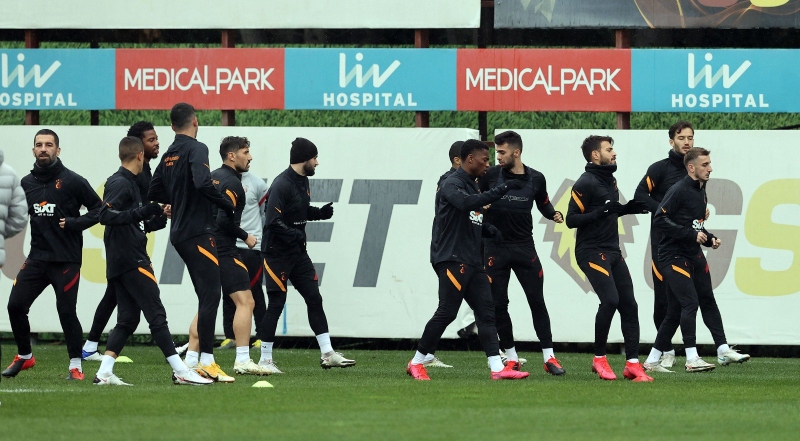 <p>Bu isimlerin yanı sıra, geçtiğimiz günlerde koronavirüs testlerinin pozitif çıktığı açıklanan 3 futbolcu da Karagümrük karşısında takımdan ayrı kalacak.</p>