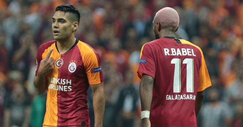 <p><b>SARI-KIRMIZILILARDA 5 EKSİK</b></p><p><br></p><p>Galatasaray'da Karagümrük maçı öncesinde 5 eksik bulunuyor. Sakatlıkları olan ve takımdan ayrı olarak antrenmanlarını sürdüren Radamel Falcao ve Ryan Babel, yarın oynanacak karşılaşmada forma giyemeyecek. </p>