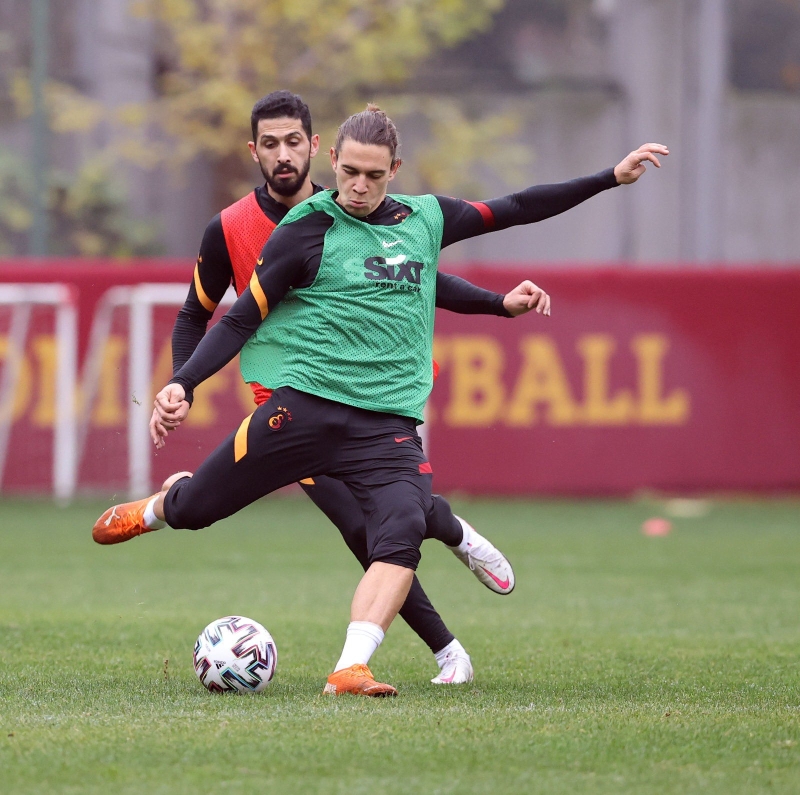 <p>Savunmanın hemen önünde Taylan Antalyalı'nın forma giyeceği sarı-kırmızılılarda, Terim'in hücum hattını Feghouli, Belhanda, Emre Kılınç ve Arda Turan 4'lüsünden kurması bekleniyor. </p>
