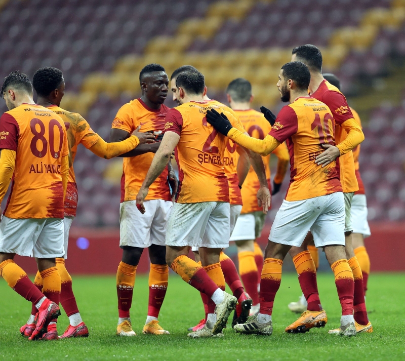 <p>Okan Kocuk - Omar Elabdellaoui, Luyindama, Marcao, Saracchi, Taylan Antalyalı, Feghouli, Belhanda, Emre Kılınç, Arda Turan, Diagne.</p>