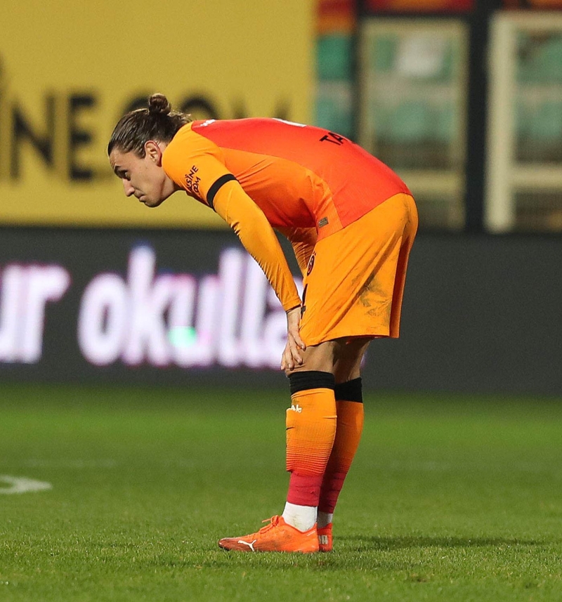 <p>Özellikle sakatlık, mental yorgunluklar olacaktır. Gerginlik biraz abartılı oldu ama hazırlıklı olmakta fayda var. Kavga gürültü haricine anlayış göstermek lazım. İlk yarıda maçın tamamını Karagümrük iyi oynadı. 2-3 tane gole yakın Karagümrük hücumunu gördük. Vitesi istediği şekilde yükseltti, indirdi. Rize'de 90+'lara kadar iyi oynayan bir Galatasaray vardı. Kayseri maçı ikinci yarısı harici iyi bir Galatasaray vardı. Karagümrük'ün lige çıkan takımlar içerisinde avantajı başkanı. Enzo Roco diye bir oyuncu var. Dolmabahçe'den ayrılmış, alalım demişler.</p>