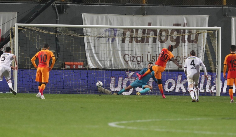 <p>Maçlar 0-0 başlar. İkinci yarı 0-0 başlamadı. Hoca devrede girmiştir, ortalığı yıkmıştır, 'Uyanın beyler' diye. Gol yenince risk alındı. Oyun gerildi. Oyunun gerilmesi, Galatasaray'ı kontrolsüzlüğe götürürken, oyun üstünlüğünü de getirdi.</p>