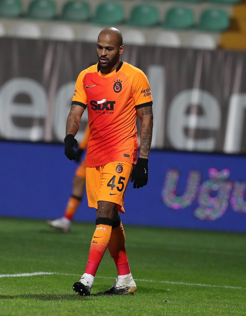 <p>Marcao'nun niçin kırmızı gördüğünü bilmiyorum. Karagümrük takımı galibiyete daha yakındı. Çok eksiği var, 7 eksiği var, önemli. Bu sinir bozukluğu, gerginlik olağanüstü bir durum değil. Salı günü maç vardı, bugün oynandı, salı bir daha var. Bütün takımlar için geçerli.</p>