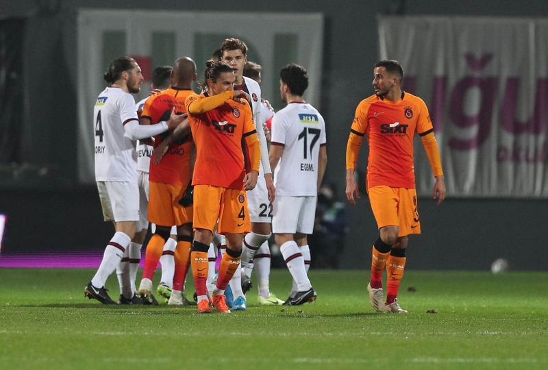 <p>Maçın son yarım saatlik bölümü artık gerginlik içerisinde oynanmaya başladı. Maç sonu her iki tarafın da hakemle ilgili söyleyecekleri vardır. Karagümrük maçlarında ben Karagümrük'e hiç kıyak falan görmedim. Karagümrük gibi köklü bir camianın böyle yerlerde olması semt için önemlidir.</p>