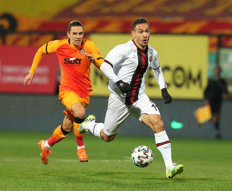 <p>Galatasaray'ın son golde şanssızlığı topun Mevlüt'e gelmesi. Kaleye doğru aldı topu, ofsayta düşmedi, gol vuruşunu zamanında yaptı.</p>