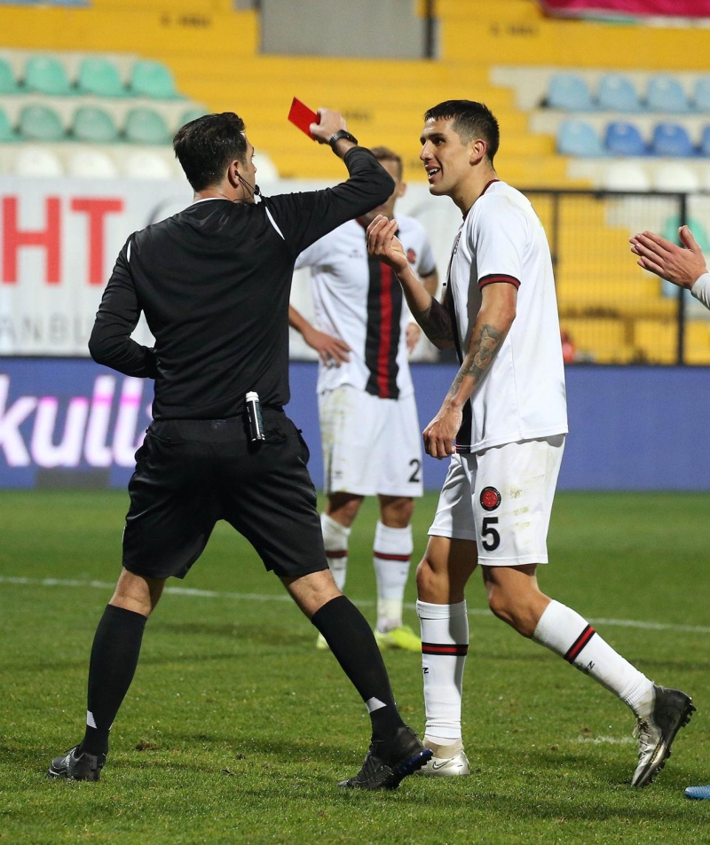 <p>Penaltı pozisyonu kesinlikle tartışmalı. İki görüntü var. Kale arkası çekiminde penaltı gibi, diğer çekimde alakası yok gibi. Gri bir pozisyon. VAR niye karışmadı demesinler. Penaltı kararı ağır bir karardı.</p>