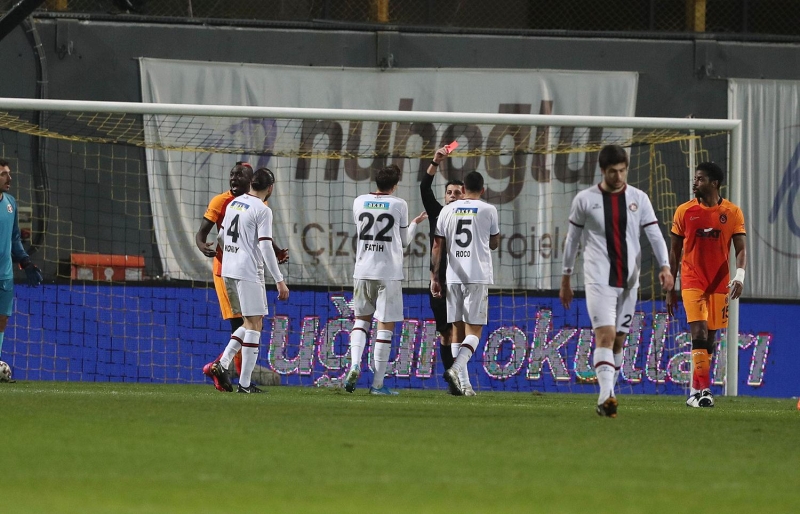 <p>Fatih Hocamızın da takımın da çok gergin olduğunu gördüm. 4. hakem birkaç kez uyardı, orta hakem de uyardı. Sonrasında neden attı bilmiyorum. Antrenörler isyan edebilirler ama Fatih Terim gibi bir hocanın oyunda kalması lazım. Hocanın bu gerginliği, hakemi dağıttı. Hakem Roco'yu uyarmadı, hemen yapıştırdı ikinci sarı kartı. Hakemle dalga geçti Roco, gördü kartı. Ama Arda'ya göstermedi, Arda da ikinci sarı için uğraştı bayağı.</p>