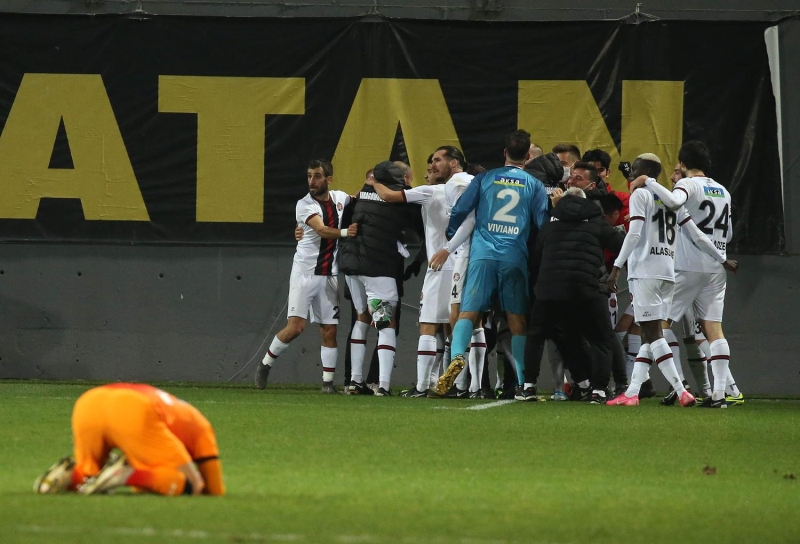 <p>Galatasaray'ın son haftalardaki oyununda tok, üstün, pozitif bir duruşu vardı. Bugün çok fazla rahat gördüm ben Galatasaray'ı. Sanki Karagümrük, sarı - kırmızı giymiş gibiydi. Karagümrük'ün olgun oyuncuları olduğu için Galatasaray'a ters geldi.</p>