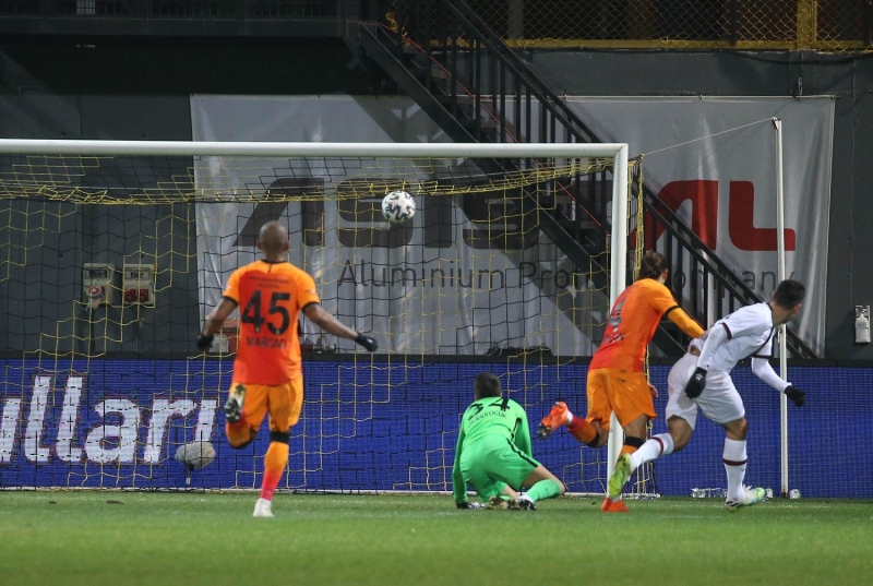 <p>Galatasaray'ın bu akşam puanları hakem tarafından gasp edilmedi. Skoru etkileyecek aleyhine bir karar verilmedi. Ben Roco'yu atmazdım. Normaldi oyunun son bölümünde o tepki. Hakem iyi götürdüğü maçı kötü bitirdi.</p>