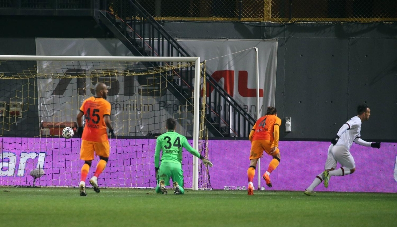 <p>Gazetede okudum; Falcao'da yollar ayrılıyor deniyor. Bilmiyorum doğru olup, olmadığını. Galatasaray, Fenerbahçe, Beşiktaş, Trabzonspor ve Başakşehir'in hakem camiası üzerinden gitmesini doğru bulmuyorum. Fenerbahçe hakem hatası derken, Malatyaspor eze eze yendi.</p>