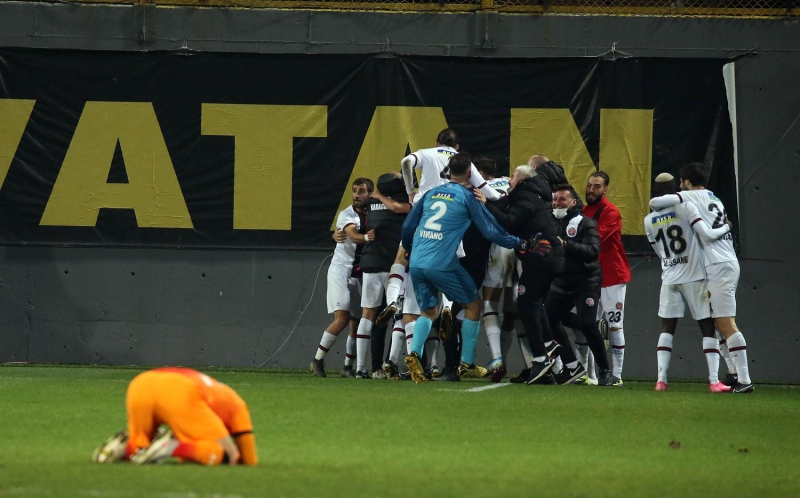 <p>Falcao gezgin santrfor. Diagne gezince faydalı olamıyor. Falcao nerede diyecekler. Yok... Stoperlere Mevlüt'le mi, Diagne'yle mi yoksa Mevlüt'le mi oynamak istersin? diye sor. Diagne derler. Marke etmesi kolay.</p>