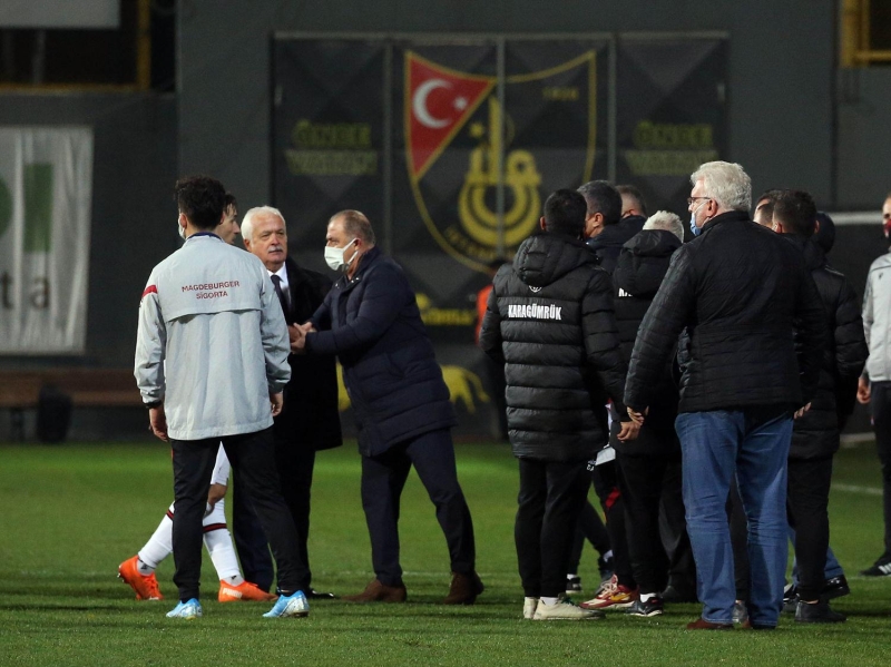 <p>Galatasaray'da Akbaba ve Kılınç'tan daha iyi performans bekliyordum. Emre Akbaba'yı hiç böyle görmedim. Emre Kılınç iyi başlamıştı ama form düşüklüğü yaşıyor.</p>